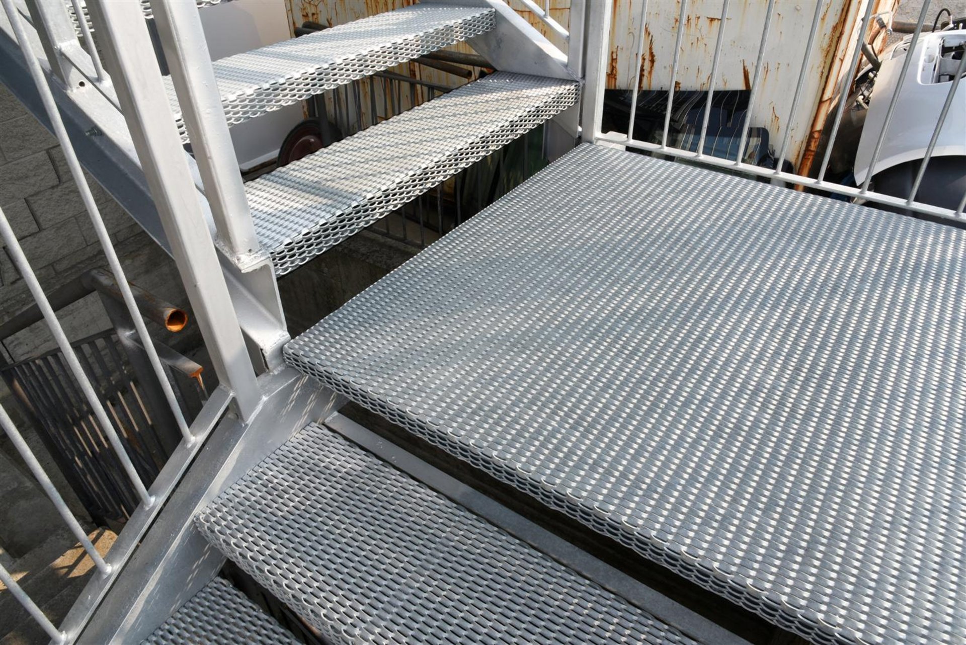 Ein gängiger Einsatz von Streckgitter findet sich bei Treppen oder Podesten.